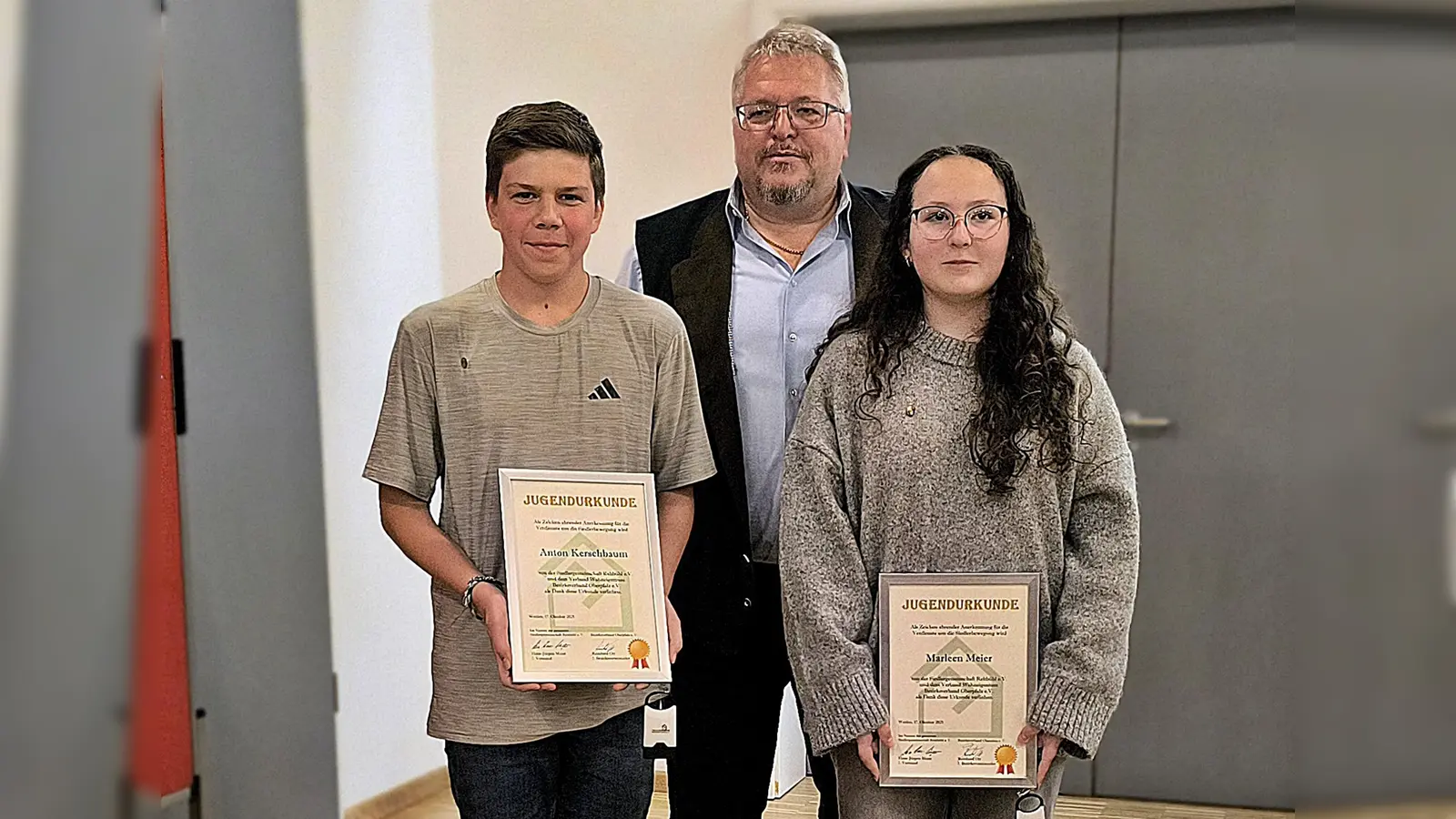 Hans-Jürgen Meier mit den geehrten Jugendlichen Milena (krank) und Marleen Meier sowie Anton Kerschbaum beim Herbstfest der Siedlergemeinschaft Rehbühl.<br>Von li: Anton Kerschbaum, Hans-Jürgen Meier und Marleen Meier. Milena war krank. (Bild: Hans-Jürgen Meier)