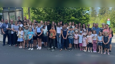 Sehr groß war wieder das Interesse an der Familienfahrt des CSU-Verbandes zu den Luisenburgfestspielen. Ob Klein oder Groß – alle erlebten eine spannende Aufführung der „Unendlichen Geschichte“. Links im Bild: Orts- und Fraktionsvorsitzender Martin Merkl, Organisator und Stadtrat Dr. Hans-Jürgen Schönberger und Rosi Schönberger. (Bild: Werner Schulz)