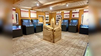 Ausstellungsraum im Dokuzentrum Slawische Besiedlung in Weiding mit einem rekonstruierten Holzbrunnen und Originalfunden in den Schaukästen. (Bild: Thomas Fritsch)