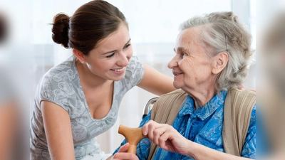 Gerade im Bereich Alltagsbegleiter für Pflegebedürftige ist der Bedarf an hauswirtschaftlichen Unternehmer/innen groß. (Bild: PantherMedia alexraths)