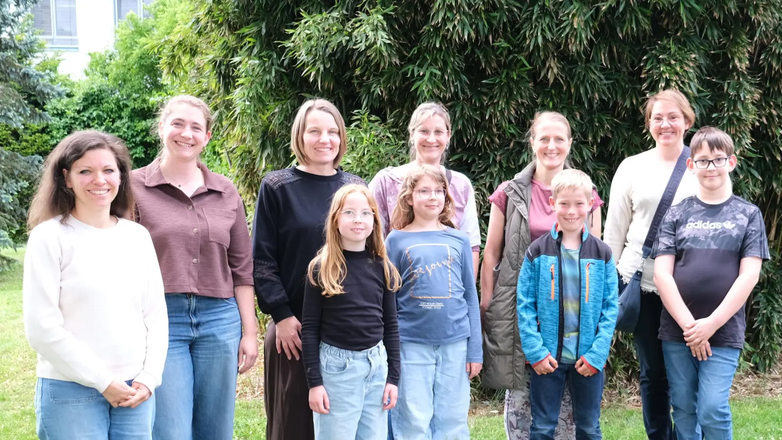 Die Kommunionkinder Hannah Bäumler, Antonia Hösl, Klaus Seegerer und Korbinian Kederer mit Mitarbeitern des Kinderpalliativteam Ostbayern bei der Spendenübergabe. (Bild: Sandra Dietl)