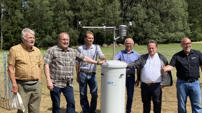 Bürgermeister Ludwig Gürtler (2. von links) eröffnet mit (von rechts) Dr. Sascha Reth, Dekan Alexander Hösl, dtv. Landrat Albert Nickl, Dr. Benjamin Kopp und Gewässerschutzbeauftragten Lothar Kroll die Klimastation am Wasserhäusl in Tännesberg. (Bild: Josef Glas)