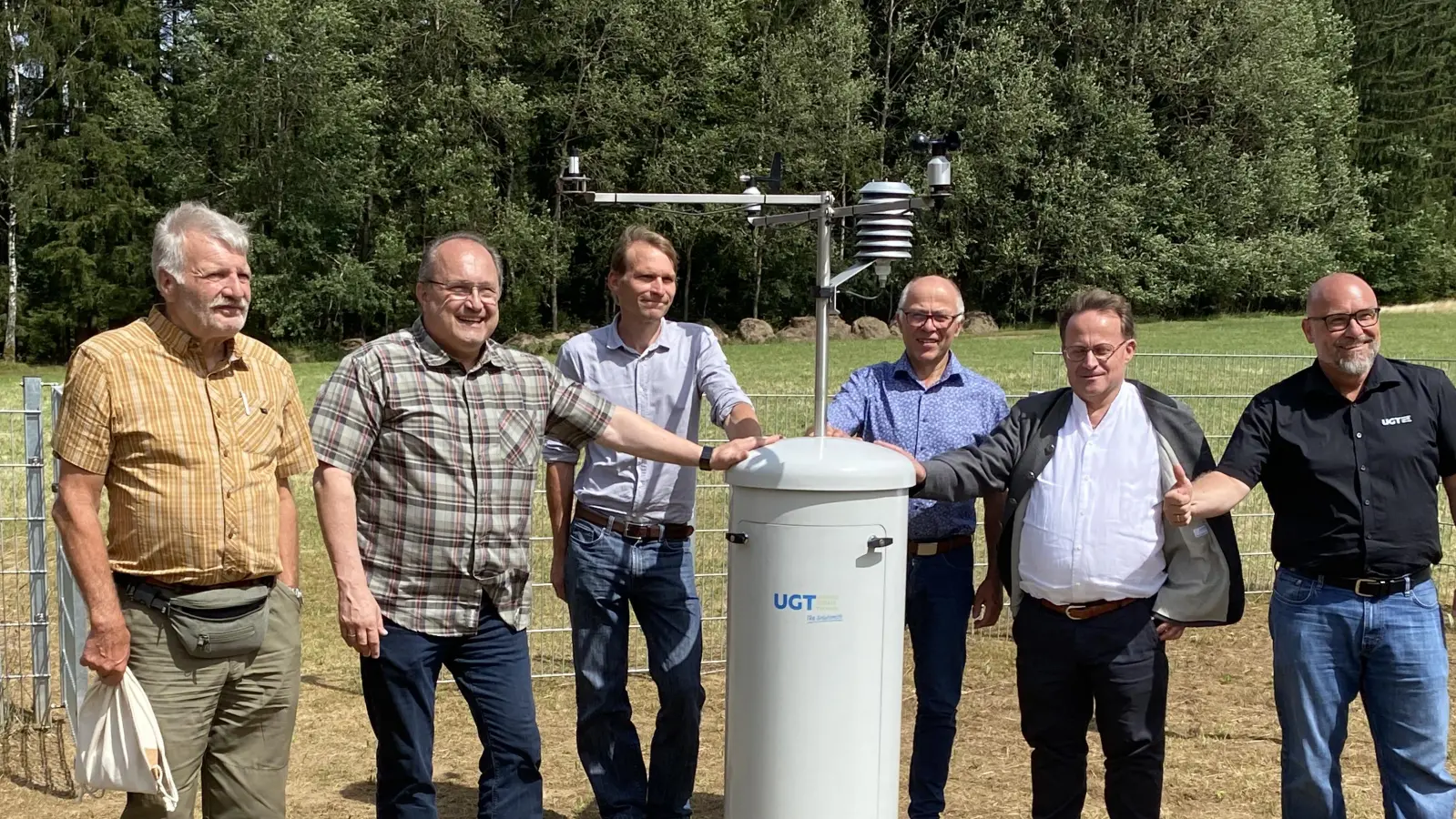 Bürgermeister Ludwig Gürtler (2. von links) eröffnet mit (von rechts) Dr. Sascha Reth, Dekan Alexander Hösl, dtv. Landrat Albert Nickl, Dr. Benjamin Kopp und Gewässerschutzbeauftragten Lothar Kroll die Klimastation am Wasserhäusl in Tännesberg. (Bild: Josef Glas)