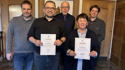 Ehrungen beim Bienenzuchtverein Sulzbach-Rosenberg: Von links Vorsitzender Matthias Bohmann, Kreisvorsitzender Andreas Royer (Goldene Verdienstnadel für 40 Jahre Mitgliedschaft), Alexander Hirschmann-Titz (Landesvorstandsmitglied), Angelika Schiller (Ehrennadel in Bronze für 15 Jahre) sowie Bienensachverständiger und Gesundheitswart Ludwig Schneider.	 (Bild: Alexander Lotter)