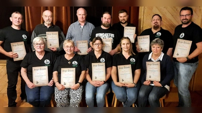 Die Vereinsmeisterschaften zum Abschluss des Vereinsjahres waren bestens organisiert. Von links sitzend: Karola Meier, Uschi Straka, Bettina Ochs (Vereinsmeisterin 2025), Tamara Behr, Brigitte Benedikt. Stehend von links: Rudi Straka, Herbert Weiß, Martin Weiß (Vereinsmeister 2025), Fabian Panzer, Mattias Behr, Andy Straka, Markus Pschierer (1. Vorsitzender SC Latsch). (Bild: Reinhard Kreuzer)