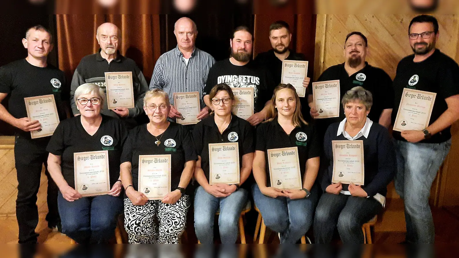 Die Vereinsmeisterschaften zum Abschluss des Vereinsjahres waren bestens organisiert. Von links sitzend: Karola Meier, Uschi Straka, Bettina Ochs (Vereinsmeisterin 2025), Tamara Behr, Brigitte Benedikt. Stehend von links: Rudi Straka, Herbert Weiß, Martin Weiß (Vereinsmeister 2025), Fabian Panzer, Mattias Behr, Andy Straka, Markus Pschierer (1. Vorsitzender SC Latsch). (Bild: Reinhard Kreuzer)