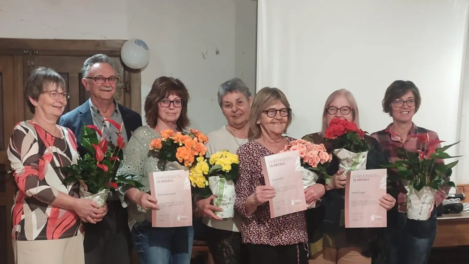Von links: A. Hubmann (mit Blumen für Abwesende), W. Rattai, A. Kunert, E. Kuhn, U. Fuchs, K. Vogel, M. Kopp (mit Blumen für Abwesende) (Bild: Edeltraud Stollner )