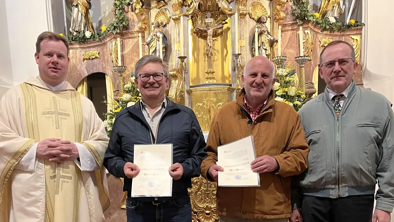 Den scheidenden Mitgliedern Markus Prechtl (zweiter von links) und Hans Schrembs (dritter von links) wurden von Pfarrer Thomas Kraus und Pfarrgemeinderatsvorsitzendem Albert Schindler ein herzliches Vergelt‘s Gott für ihre Arbeit im Pfarrgemeinderat ausgesprochen.  (Bild: Claudia Hösl)