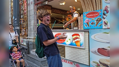 Ein Schnappschuss aus Istanbul. Der Eisstand hat Kultstatus in der Metropole. Grund dafür gibt der Verkäufer, der immer Späße auf Lager hat. (Bild: Cenk Uzman)