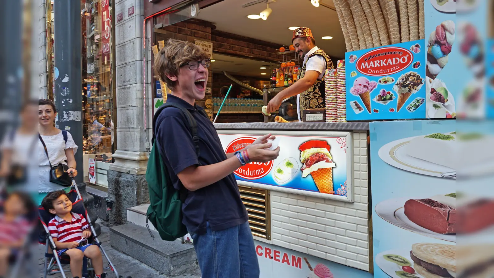 Ein Schnappschuss aus Istanbul. Der Eisstand hat Kultstatus in der Metropole. Grund dafür gibt der Verkäufer, der immer Späße auf Lager hat. (Bild: Cenk Uzman)