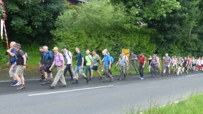Mit zügigen Schritten strebten die Wallfahrer nach ihrer Rückkehr in Eschenbach der Bergkirche zu. (Bild: Walther Hermann)