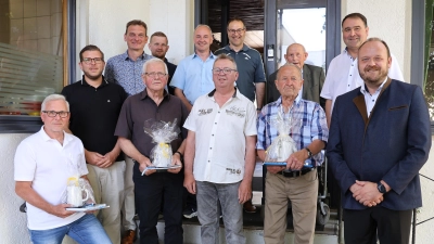 Obere Reihe von rechts: Leitender Vermessungsdirektor Joachim Gesierich, Georg Meckl (40 Jahre), 2. Bürgermeister Vohenstrauß Josef Maier, Bürgermeister Waldthurn Georg Bocka, 2. Bürgermeister Trabitz Josef Marzi, Bürgermeister Altenstadt/WN Ernst Schicketanz. Untere Reihe von rechts: Landrat Andreas Meier, Johann Zielbauer (40 Jahre), Herbert Dumler und Josef Schieder (25 Jahre), Bürgermeister Pirk Michael Meiler, Thomas Gleißner (40 Jahre). (Bild: Veronika Rumpler)