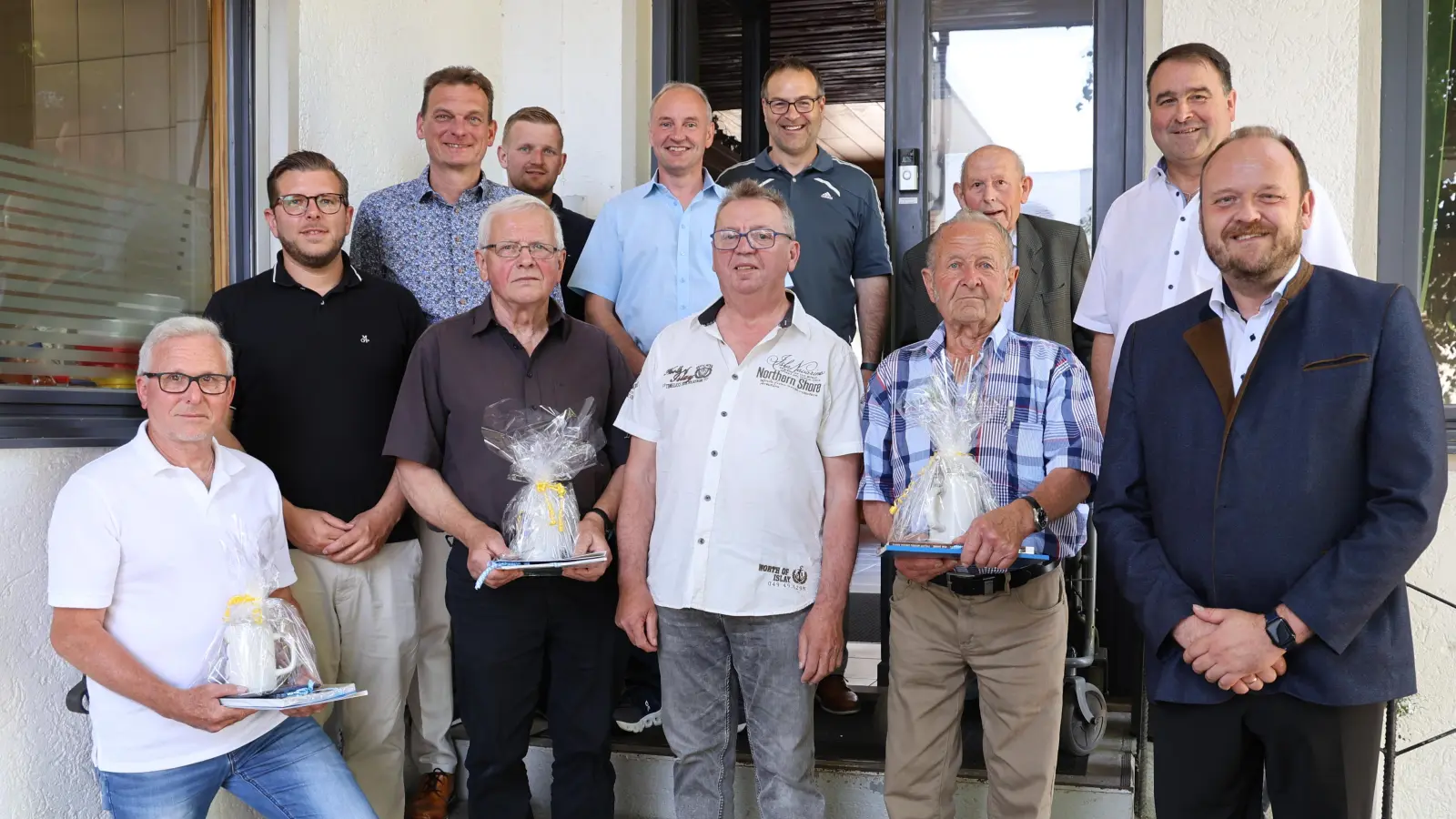 Obere Reihe von rechts: Leitender Vermessungsdirektor Joachim Gesierich, Georg Meckl (40 Jahre), 2. Bürgermeister Vohenstrauß Josef Maier, Bürgermeister Waldthurn Georg Bocka, 2. Bürgermeister Trabitz Josef Marzi, Bürgermeister Altenstadt/WN Ernst Schicketanz. Untere Reihe von rechts: Landrat Andreas Meier, Johann Zielbauer (40 Jahre), Herbert Dumler und Josef Schieder (25 Jahre), Bürgermeister Pirk Michael Meiler, Thomas Gleißner (40 Jahre). (Bild: Veronika Rumpler)