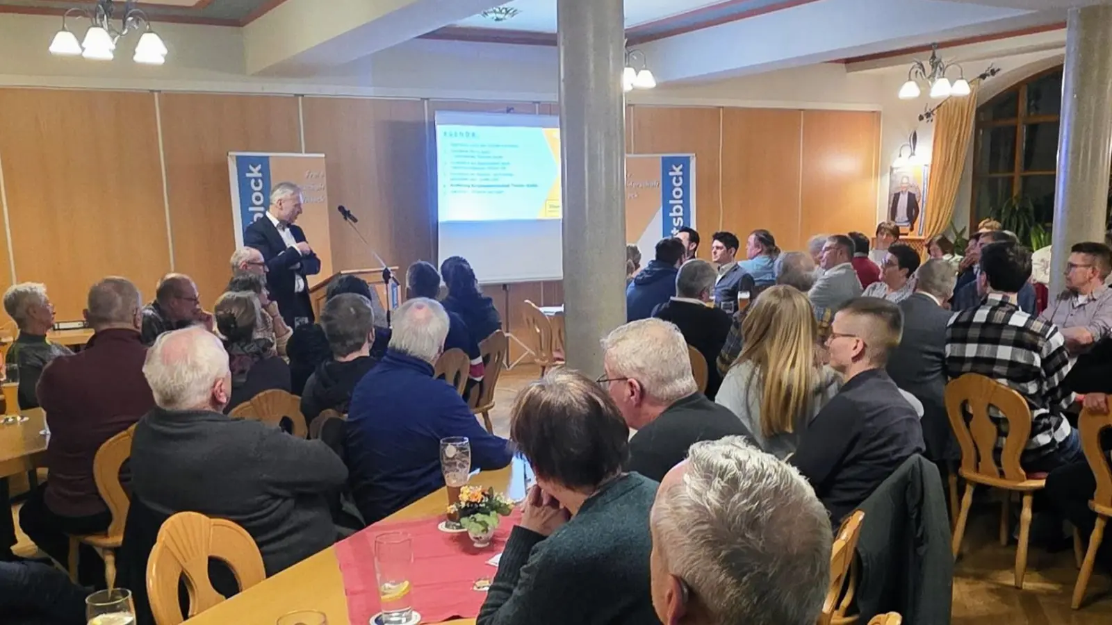 Voll besetzt war der Saal des Gasthofes „Roter Hahn“ in Schlicht bei der ersten Wahlinfoversammlung der Wählergruppe Einheitsblock Freie Wählerschaft mit ihrem Bürgermeisterkandidaten Thorsten Grädler. (Bild: Willi Ertl)