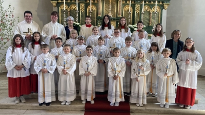 Die fünfzehn Erstkommunionkinder mit Pfarrer Wolfgang Dietz, Gemeindereferent Christian Glaser, PGR-Sprecherin Barbara Wirnshofer (von hinten links nach rechts), Hannelore Hopfner (hinten rechts) und den Ministranten. (Bild: Josef Kraus)