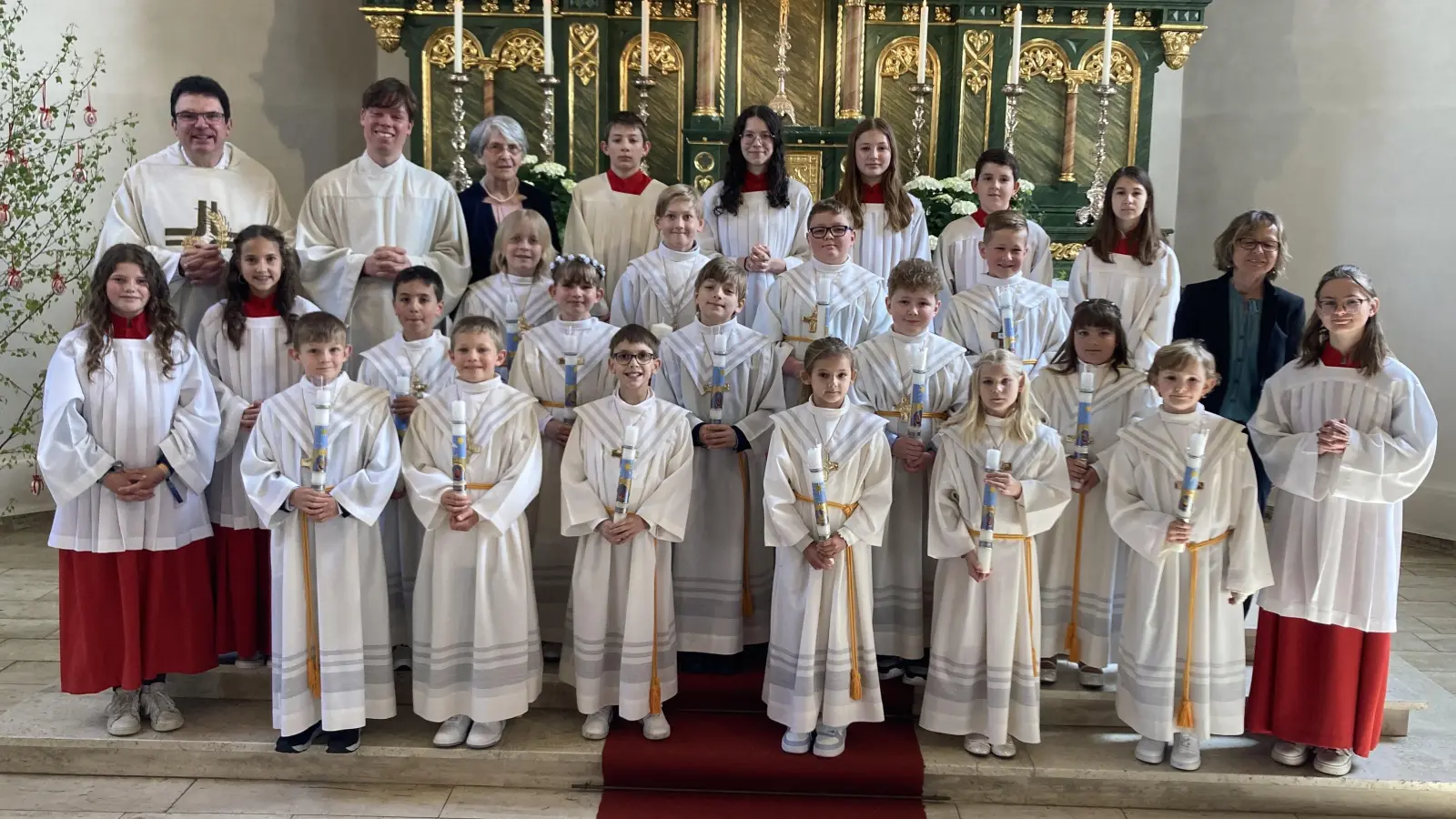 Die fünfzehn Erstkommunionkinder mit Pfarrer Wolfgang Dietz, Gemeindereferent Christian Glaser, PGR-Sprecherin Barbara Wirnshofer (von hinten links nach rechts), Hannelore Hopfner (hinten rechts) und den Ministranten. (Bild: Josef Kraus)