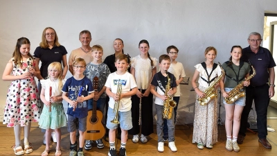 Ein Gruppenbild der jungen Künstler und ihren Ausbildern/innen. (Bild: Gisela Witt)
