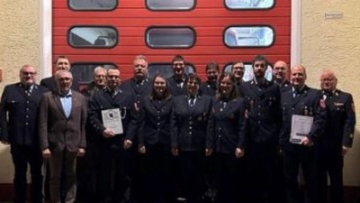 Im Bild vorne links: Raimund Hofmann (1. Vorsitzender), Christian Drehobel (2. Bürgermeister), Mario Schulze (25 Jahre), Hannah Bayer (stv. Schriftführerin), Claudia Bayer (Schriftführerin), Julia Kreuzer (Beisitzer) Dominik Roth (Beisitzer), Reinhard Bayer (Beisitzer und 40 Jahre) KBI Otto Braunreuther. Im Bild hinten links: Fabian Günther (1.Kommandant), Georg Zaus (3. Bürgermeister), Thomas Heise (Kassier), Rainer Schreyer (stv. Kassier), Florian Schreyer (20 Jahre), KBM Michael Knott. (Bild: Michael Brucker)