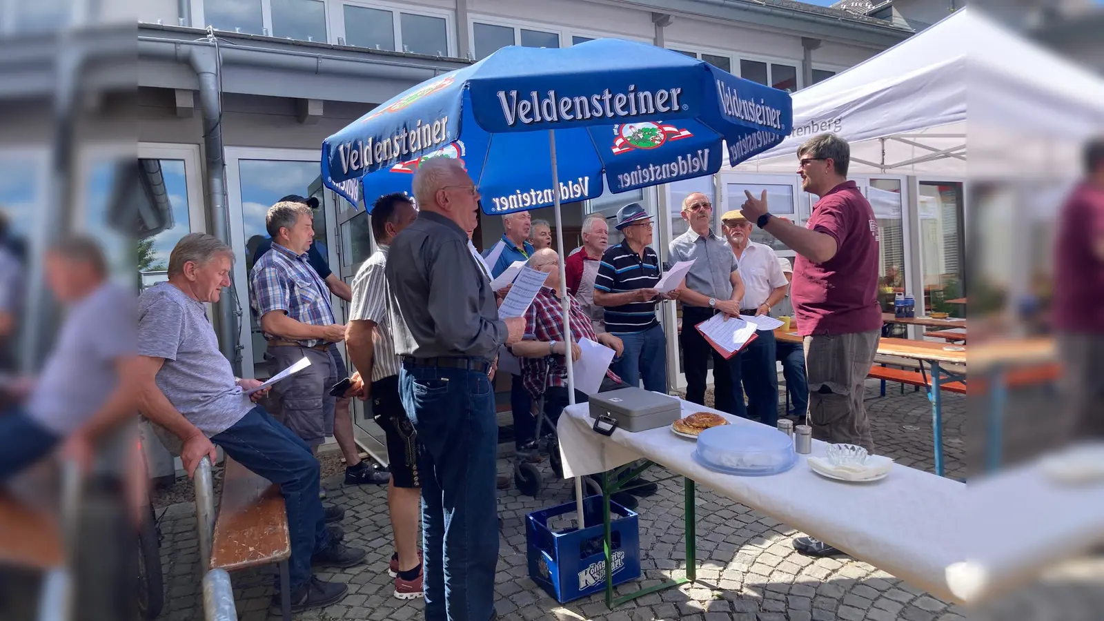 Die Sänger des Männergesangverein „Liederkranz“ mit Dirigent Holger Scheufler (rechts) und so werden sie am Sonntag auch am 155jährigen wieder auftreten.  (Bild: Sieglinde Schärtl)
