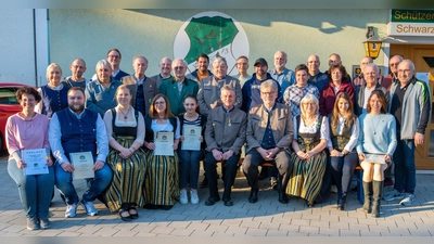C. Faderl, P. Burger, M. Bartmann, I. Käsbauer, E. Ries, O. Spachtholz, Dr. Johann Kaußler, A. Spachtholz, B. Zinkl, A. Emmel (vorne, von links). 2. Bürgermeisterin Gabi Wittleben, G. Steinbacher, R. Pelikan, GAU-Schützenmeister Johann Dirrigl, M. Beinhölzl, St. Bierl, A. Jakob, B. Listl, G. Baumkirchner, O. Leistner, 3. Reihe von links: M. Baumkirchner, L. Spachtholz, G. Matzke, M. Vogel, M. Hauser, J. Stammwitz, D. Seibel, M. Hofmann, R. Hofmann, K.-L. Radlinger (oben von links). (Bild: Patrick Burger)
