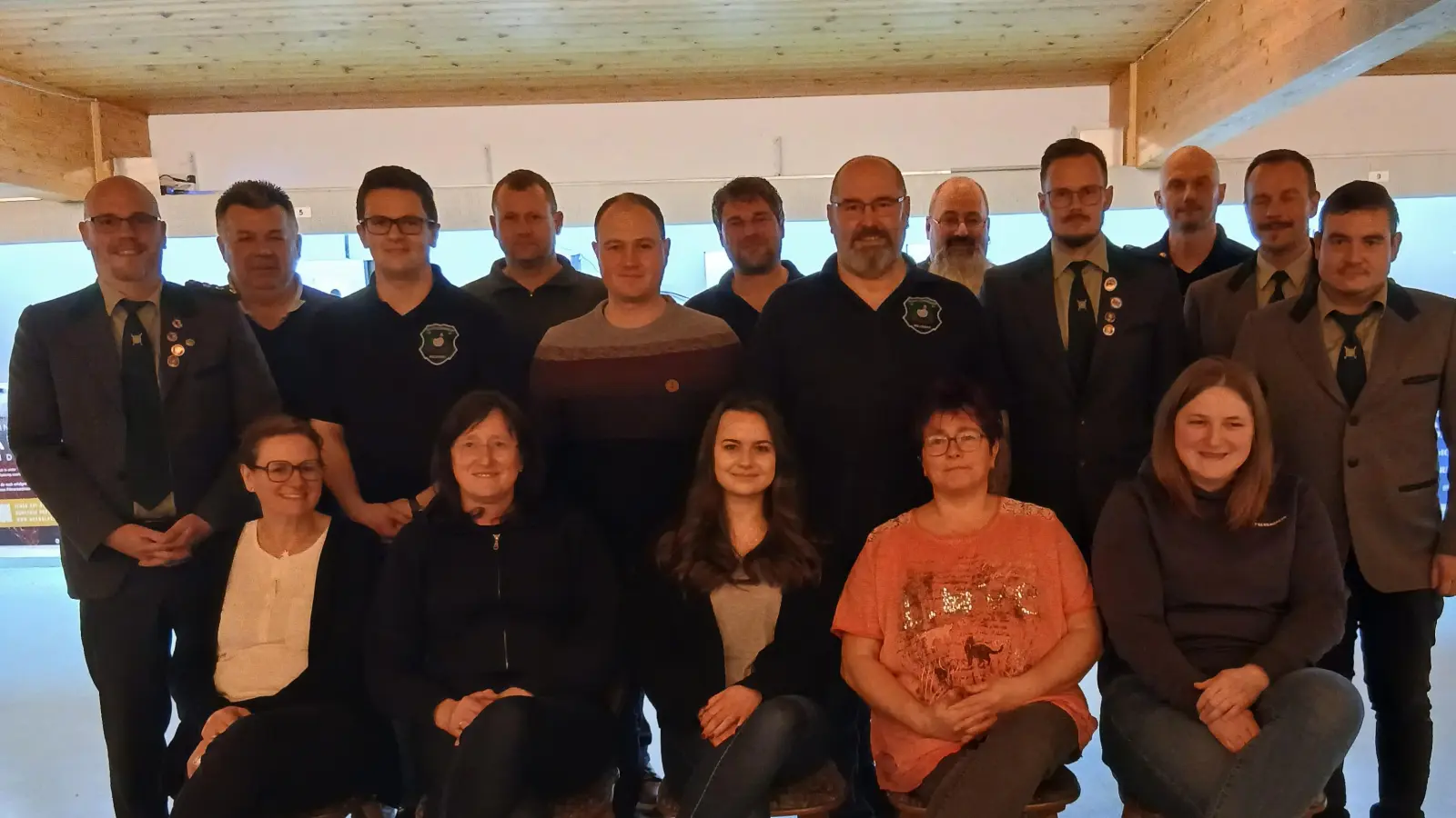 die neue Vereinsführung mit Marktrat Thomas Wittmann (hinten 5. von rechts) (Bild: Wilhelm Trisl)