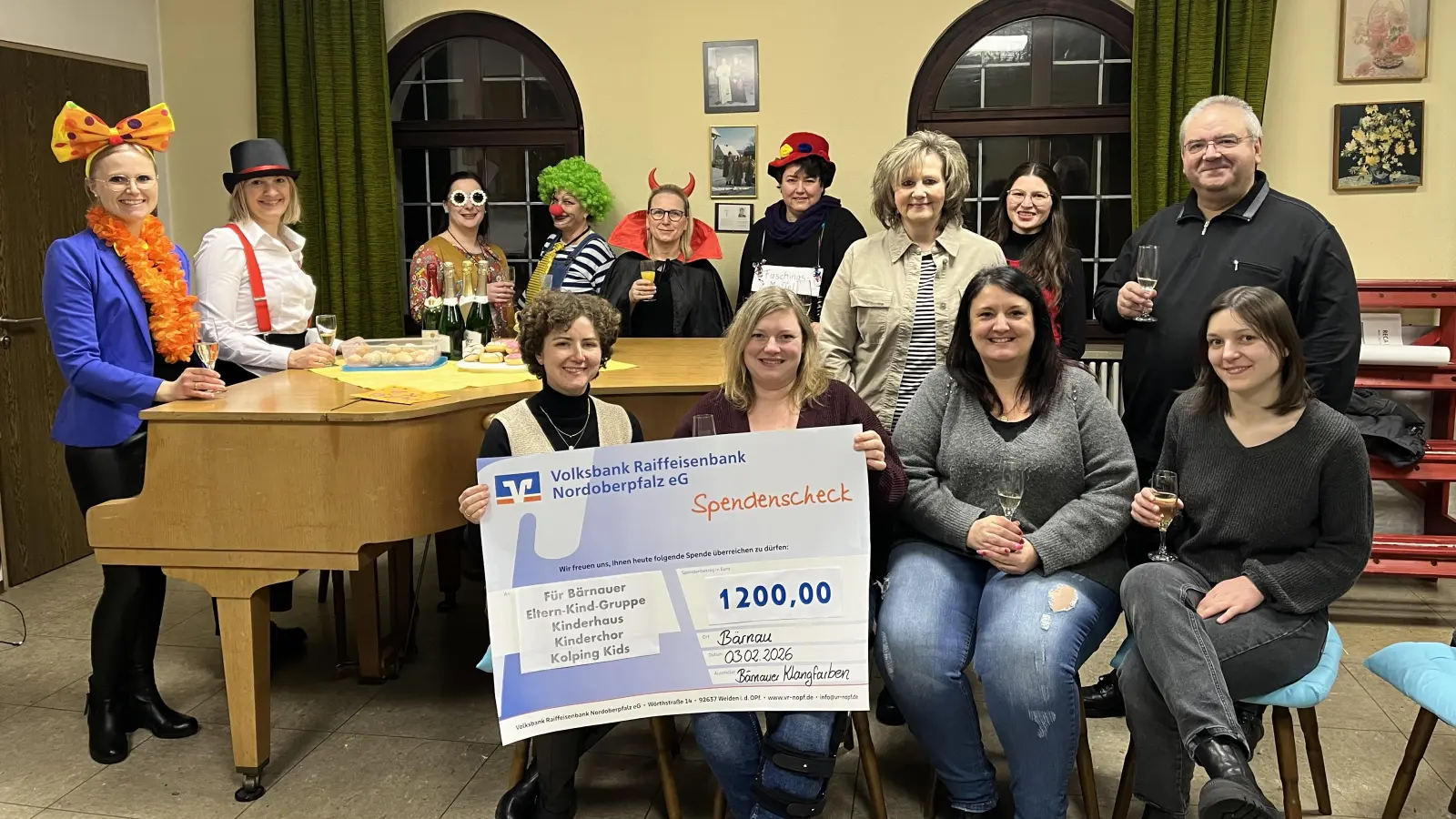 Im Vordergrund die Vertreterinnen und Vertreter der Kolping Kids, des Kindergartens, der Eltern-Kind-Gruppe und des Kinderchores der Pfarrei Bärnau, welche die Spende entgegennahmen. Im Hintergrund die Sängerinnen der Bärnauer Klangfarben. (Bild: Natalie Schwägerl)