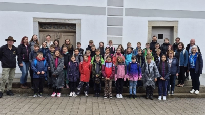 Die Schüler der Klassen 3/4 der Grundschulen aus Chodov und Niedermurach mit ihren Lehrkräften und den Museumsführern vor dem Dr.-Eisenbarth- und Stadtmuseum Oberviechtach. (Bild: Ortrud Sperl)