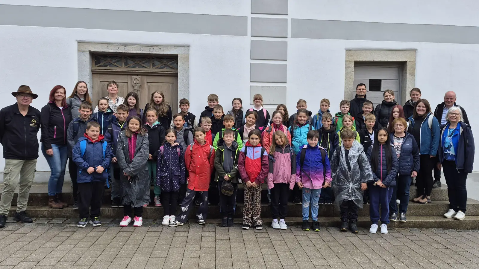 Die Schüler der Klassen 3/4 der Grundschulen aus Chodov und Niedermurach mit ihren Lehrkräften und den Museumsführern vor dem Dr.-Eisenbarth- und Stadtmuseum Oberviechtach. (Bild: Ortrud Sperl)