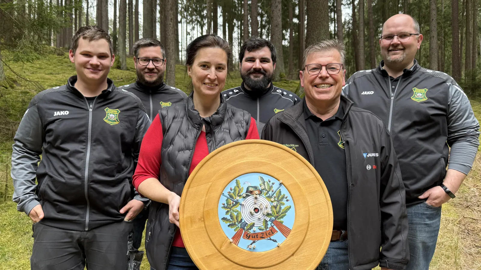 Anja Erl gewinnt Anschuss-Scheibe, gefolgt von Michael Fellner und Lukas Waldenmayer  (Bild: Melanie Oppitz)