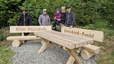 Im Bild von links: Kevin Blei, Engelbert Träger, Jonas Scharnagl, Robert Scharnagl und 1. Vorstand OWV Altglashütte Michael Träger  (Bild: Andrea Träger )