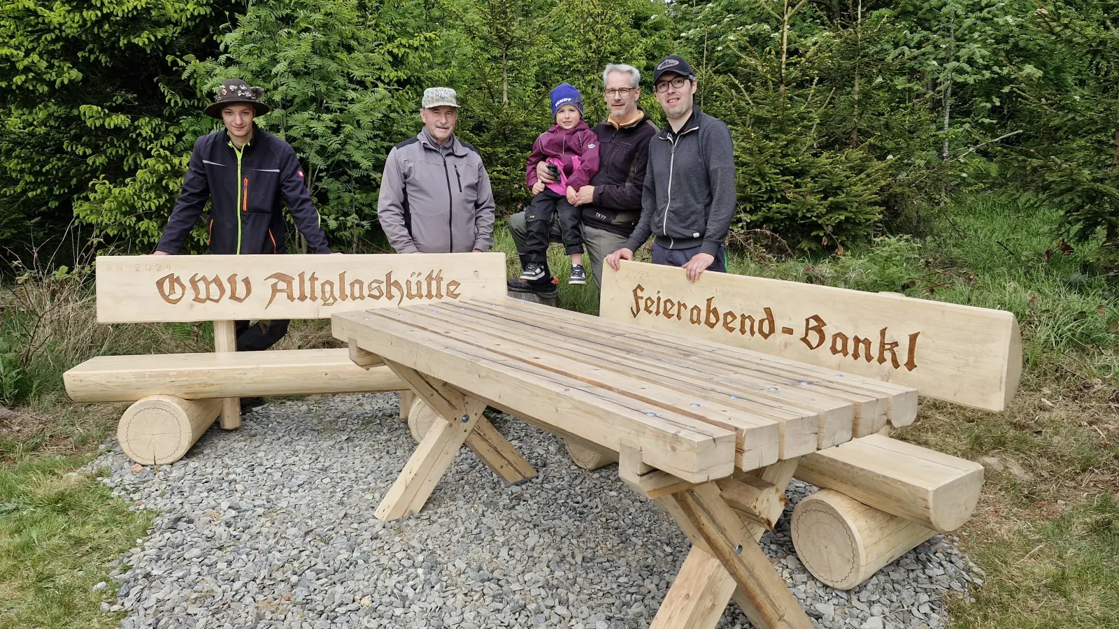 Im Bild von links: Kevin Blei, Engelbert Träger, Jonas Scharnagl, Robert Scharnagl und 1. Vorstand OWV Altglashütte Michael Träger  (Bild: Andrea Träger )