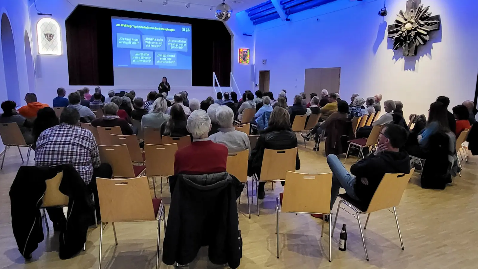 Jana Heigl informierte über „Deepfakes und Desinformation „ und zeigte den Zuhörern dazu Beispiele aus verschiedenen Bereichen. (Bild: Maria Reitinger)