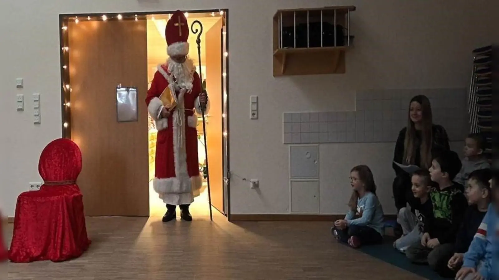 Der Nikolaus zu Besuch im Herz-Jesu-Kinderhaus. (Bild: Roman Melzner)