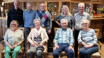 Bei den Neuwahlen wurden (sitzend von links) Gretl Thomas zur 2. Kassiererin, Berta Ertl 2. Vorsitzenden, Sepp Bauer Ehrenvorstand, Adele Lindner 1. Kassiererin und (stehend v.li) Schorsch Lindner 1. Schriftführer, Willibald Meier Beisitzer, Hans Wagner Revisor, Erika Kleber Beisitzerin und Heinrich Kleber zum 1. Vorsitzenden gewählt. (Bild: Karl Ziegler)