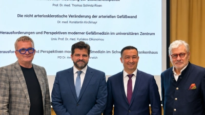 Hochkarätige Referenten beim 1. Gefäßforums Nordoberpfalz (von links): Dr. Konstantin Kirchmayr, Univ.-Prof. Dr. Kyriakos Oikonomou, PD Dr. Wojciech Derwich, Prof. Dr. Thomas Schmitz-Rixen. (Bild: Friedrich Peterhans)