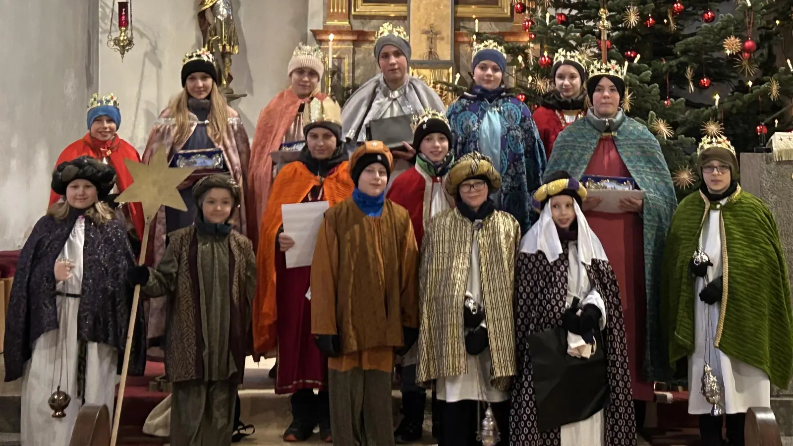 Die Sternsinger der Pfarrei Flossenbürg bei ihrer Aussendung. (Bild: Sonja Sczech)