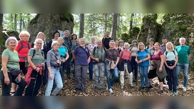 die Teilnehmer an der Wanderung bei der Osterhöhle; (rechts) Karl Burger, einer der Führer (Bild: Norbert Weis)