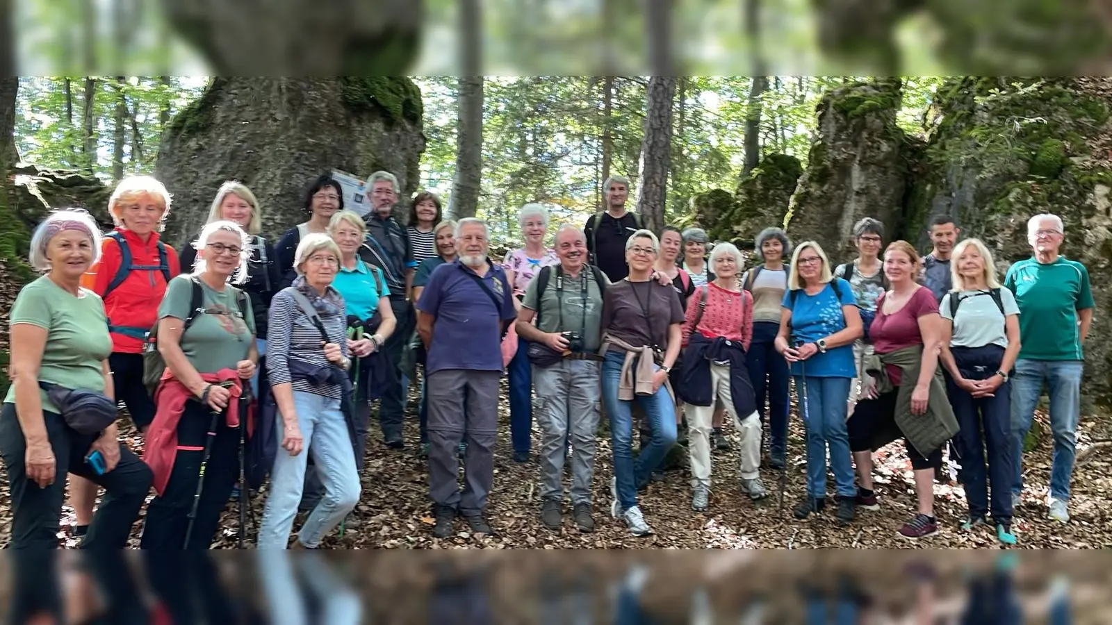 die Teilnehmer an der Wanderung bei der Osterhöhle; (rechts) Karl Burger, einer der Führer (Bild: Norbert Weis)