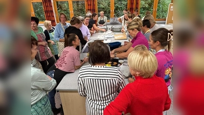 zahlreiche Besucher beim Küchl-Backkurs (Bild: Günther Schuch)