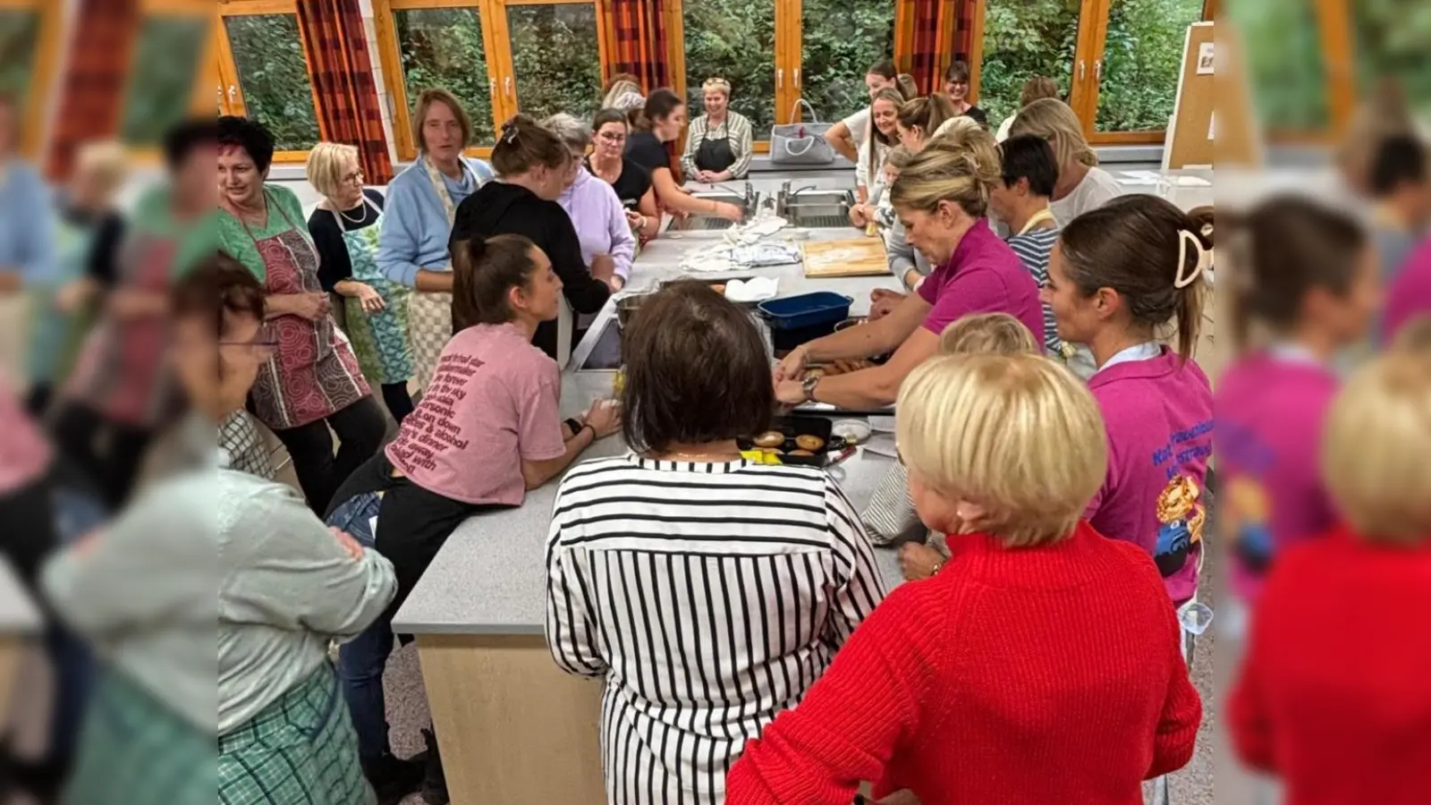 zahlreiche Besucher beim Küchl-Backkurs (Bild: Günther Schuch)