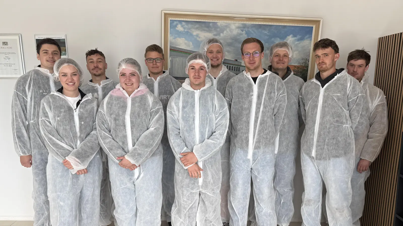 Hygienekleidung im Schlachthof FiW: Innerhalb des Schlachthofes waren Überziehschuhe, Ganzkörperanzug, Haar- und Barthaar-Netz Pflicht – für die Studierenden galten höchste Hygieneregeln. (Bild: Judith Zeitler)