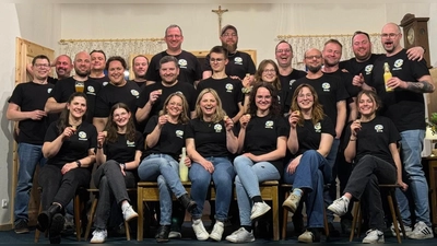 Die gesamte Theatergruppe des Burschenvereins, incl. Regie, Maske und Bühnen-Team. (Bild: Sebastian Härtl)