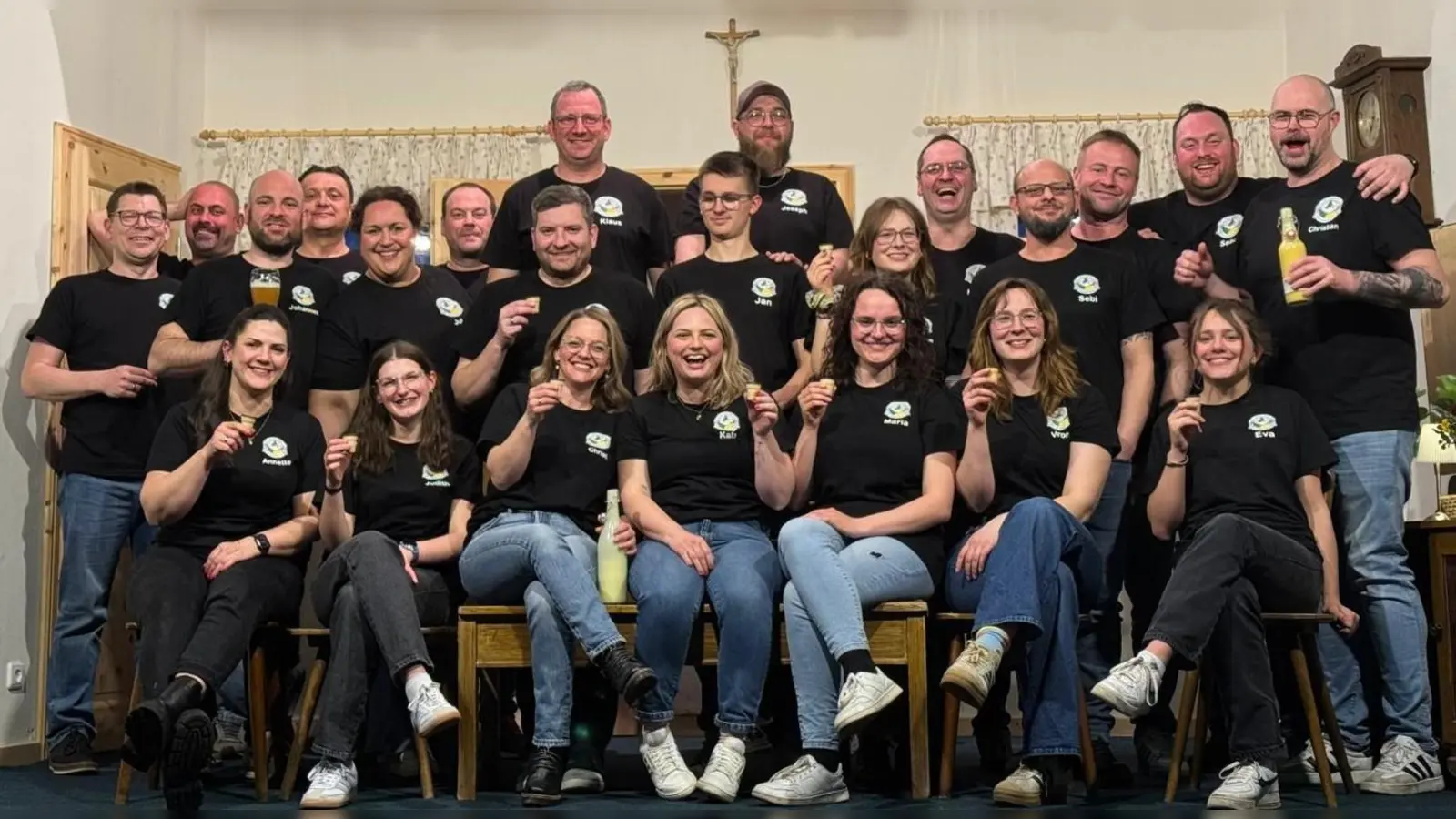 Die gesamte Theatergruppe des Burschenvereins, incl. Regie, Maske und Bühnen-Team. (Bild: Sebastian Härtl)