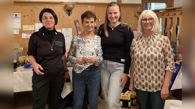 FU Vorsitzende Claudia Kammerl (links im Bild) ehrte die drei Erstplatzierten. (Bild: Gabi Strobl)