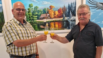 Klaus Meyer (links) und Maler Andras Olah bei der Ausstellungseröffnung (Bild: Ines Köckert)