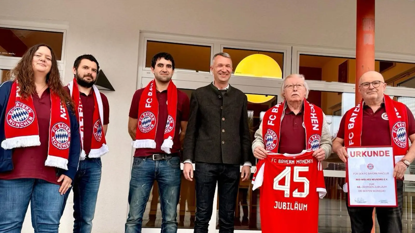 Die Delegation des Neusorger Fanclubs auf dem Trainingsgelände an der Säbenener Straße, von links nach rechts: Alexandra Mark-Sischka, Josef Schmid, Benjamin Schmid, Markus Meindl (Direktor Fan- und Fanclubbetreuung), Harald Holzinger, Johannes Koller<br> (Bild: Johannes Koller)