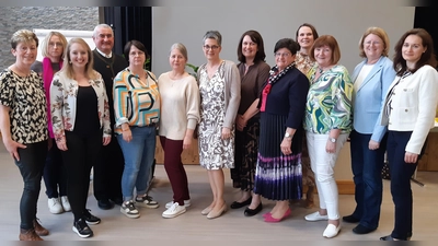 Der neugewählte Führungskreis mit geistlichem Beirat Stadtpfarrer Alfons Kaufmann. (Bild: Angelika Vogl)