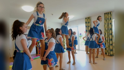 Froh und heiter, beschwingt und akrobatisch mit starker Musik traten die Tanzgruppen der Dance Unlimited Weiden auf. (Bild: Fred Lehner)