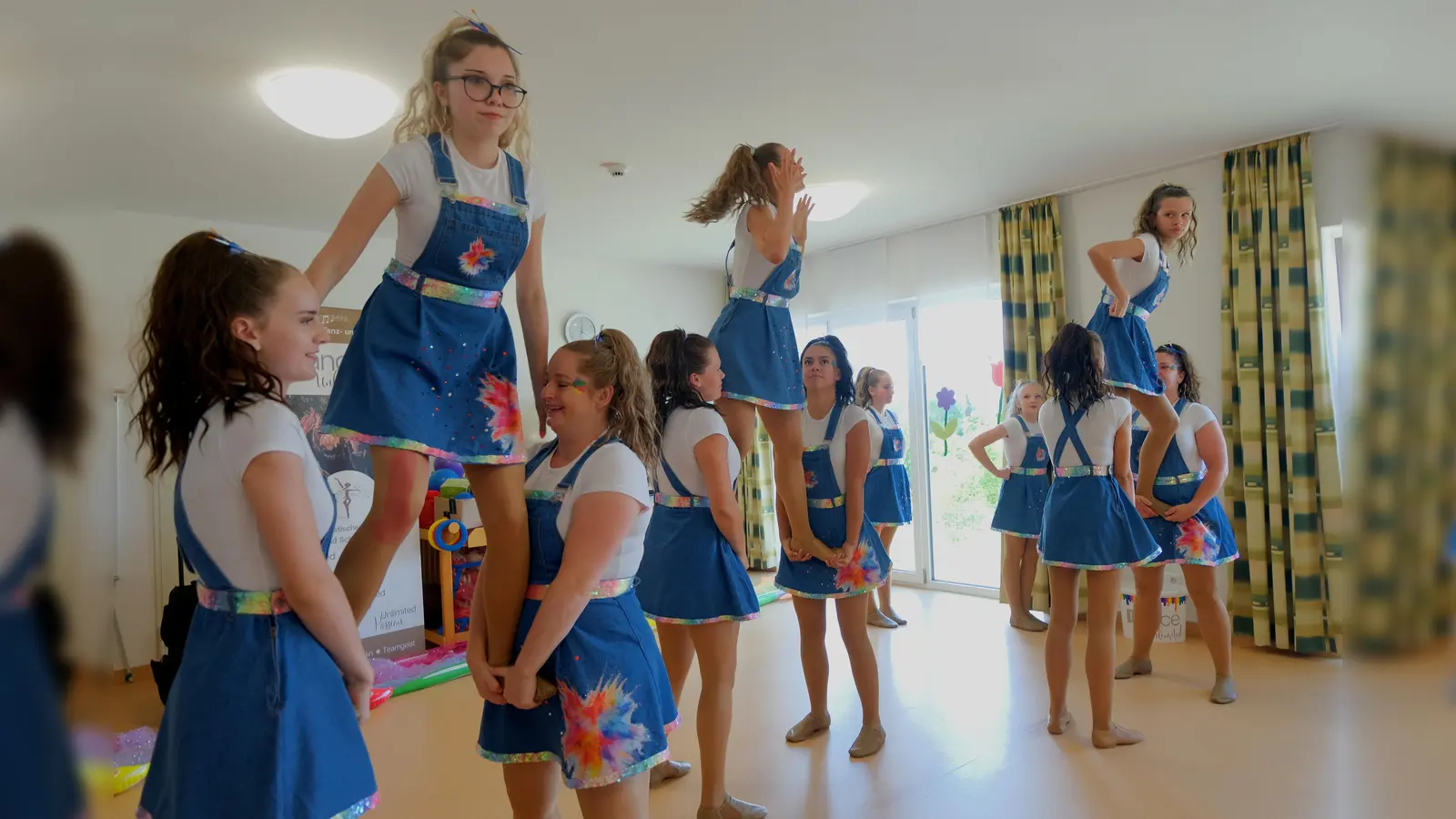 Froh und heiter, beschwingt und akrobatisch mit starker Musik traten die Tanzgruppen der Dance Unlimited Weiden auf. (Bild: Fred Lehner)
