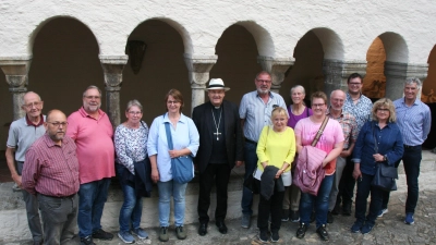 Ihren Abschluss fand die Krippenführung mit Bischof Rudolf Voderholzer im Kreuzgang, im Hintergrund ist die Kalksteinkrippe von Andreas Prucker zu erkennen.  (Bild: Uli Reindl)